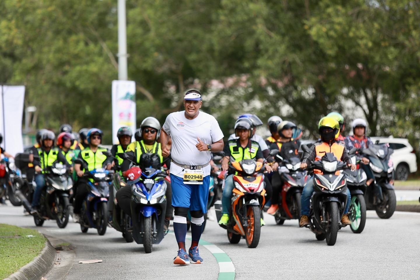 Last to finish, first to inspire.

Samsul Bahari Adnan proved in the Twincity Marathon 2025 it’s not how fast you run, but how determined you are to finish what you started.

He took 8 hours to finish 42.195km with 150 marshals by his side. He showed that finishing is not about speed, it’s about heart.

📸 @wanmahazir