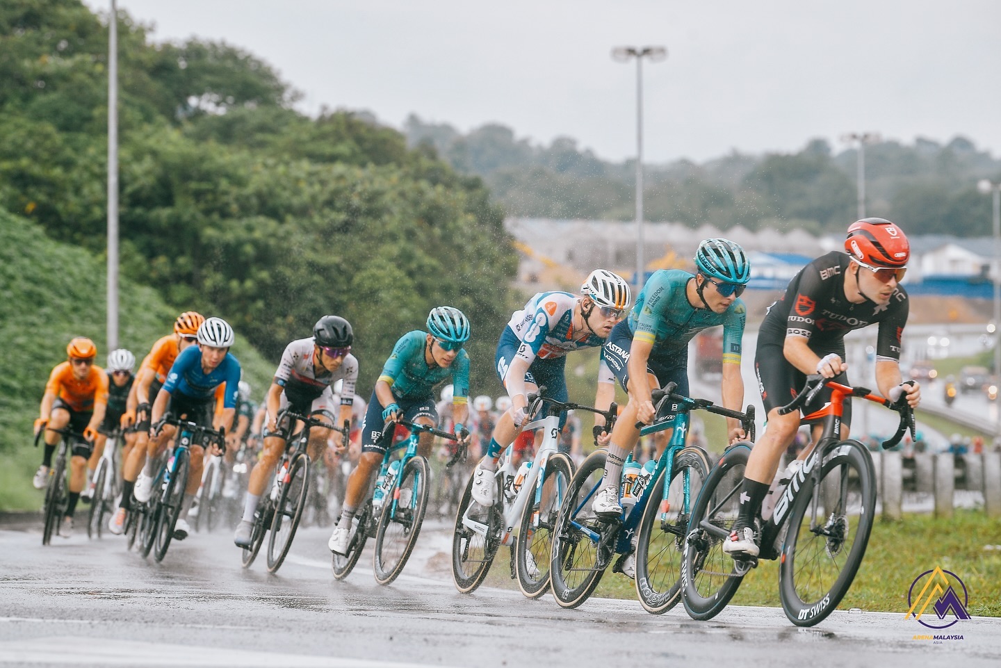 Rain or shine, the final stage of Bintulu Loop didn’t disappoint!

Max Poole rode into history as the second youngest British champ, while Matteo Malucelli sprinted his way to a hat trick. 

Arvid de Kleijn fought hard but couldn’t hold onto his sprint title, and Munoz Mario Aparicio conquered the mountains in Polka Dot style!

#LTDL2024